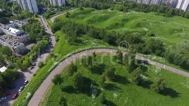 俄罗斯莫斯科航空全景.. 莫斯科，Krylatsky山，循环轨道，Krylatskaya循环道路，无人驾驶飞机引导道路
